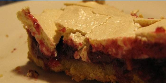 Uma fatia de torta de cranberry e merengue