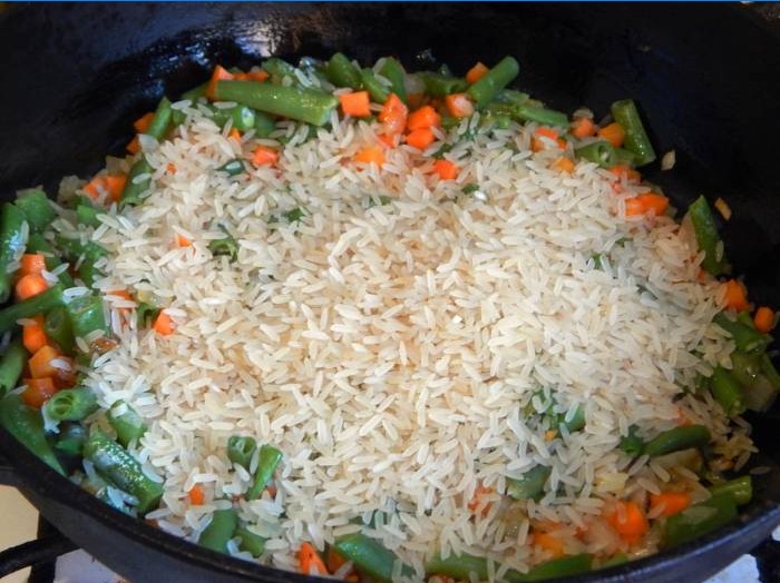 Adicione o arroz a uma panela com legumes