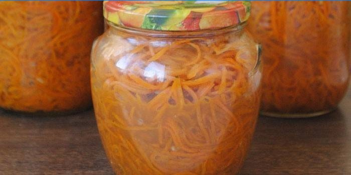 Cenouras coreanas em uma jarra