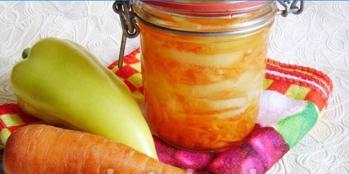 Salada de pimenta e cenoura em uma jarra