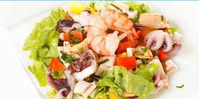 Salada de coquetel de mar em um prato