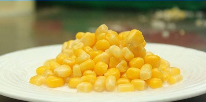 Conservas de milho em um prato