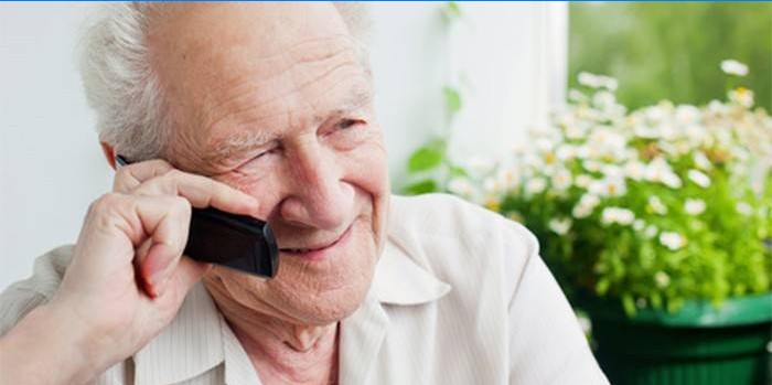 Homem idoso falando em um telefone celular