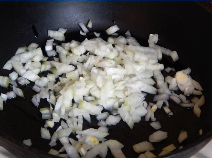 Fritar cebolas em óleo vegetal