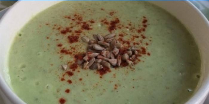 Purê de sopa de trigo sarraceno verde com sementes de girassol