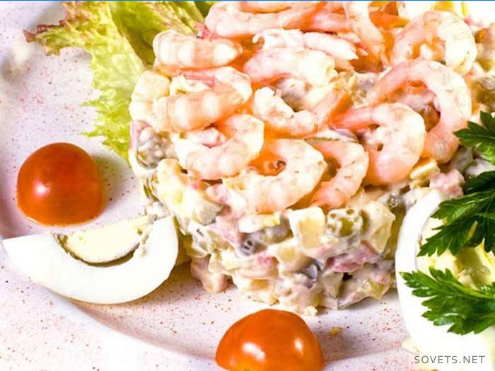 Salada Olivier com língua e camarão