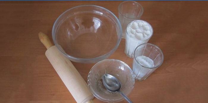 Ingredientes e materiais para a preparação de massa de sal
