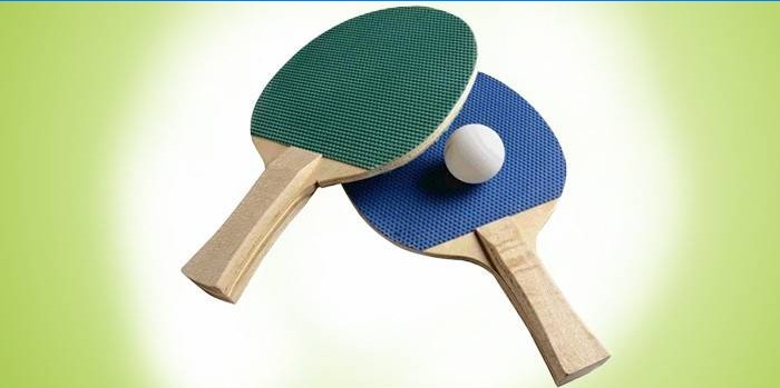 Raquetes e bola de pingue-pongue