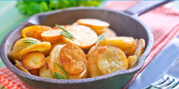 Batatas fritas em uma panela
