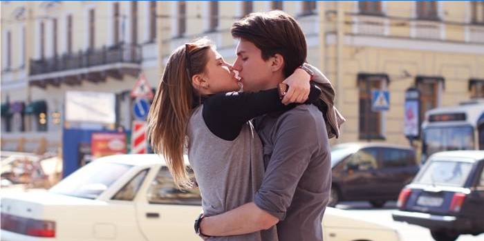As pessoas se beijam na rua