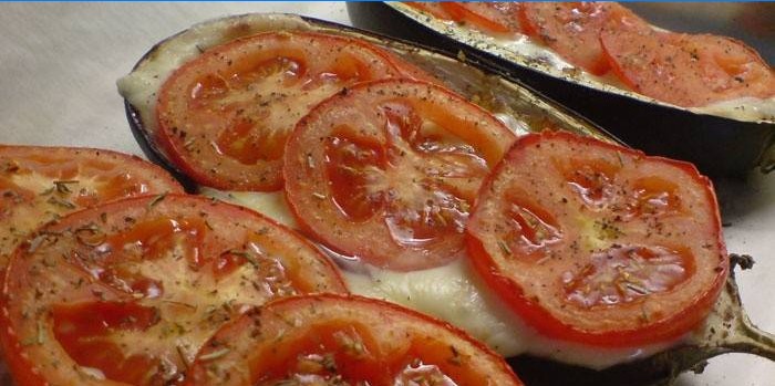 Barcos de berinjela assados ​​com tomate e mussarela