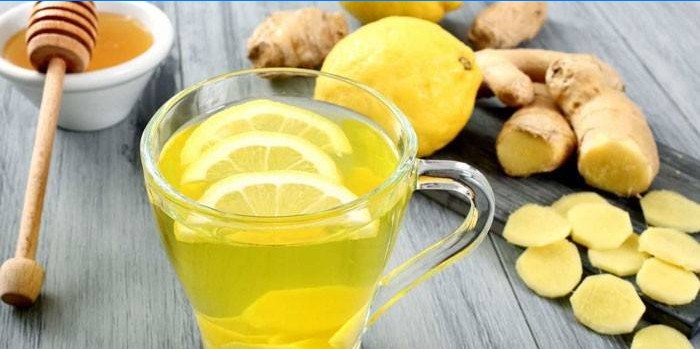 Beba com mel, limão e gengibre em um copo