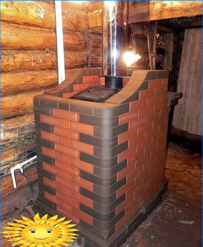 O fogão de sauna independente é revestido de tijolos