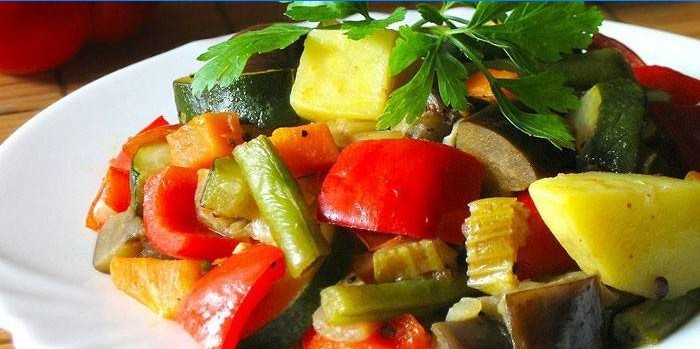 Ensopado de legumes em um prato