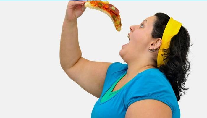 Garota gorda comendo pizza