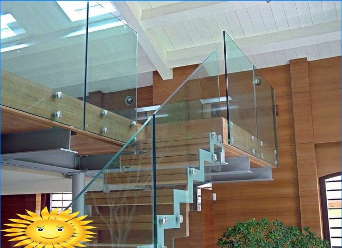 Escada de vidro no interior da casa