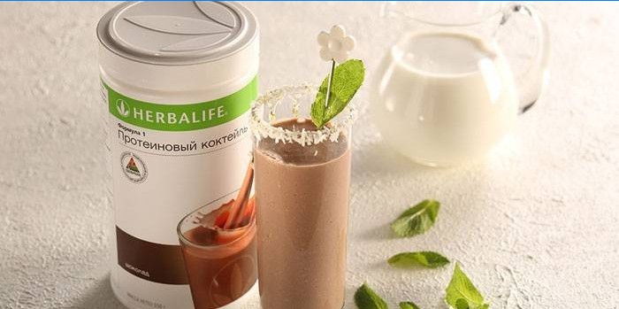 Shake de proteína da Herbalife em uma jarra e pronto em um copo