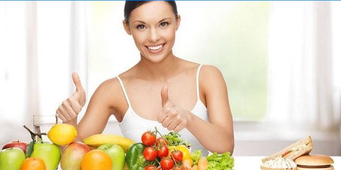 Garota na mesa com frutas e legumes