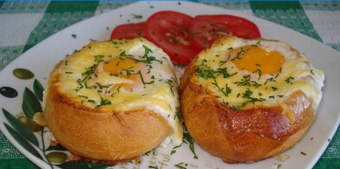 Ovos fritos em um pão com queijo em um prato