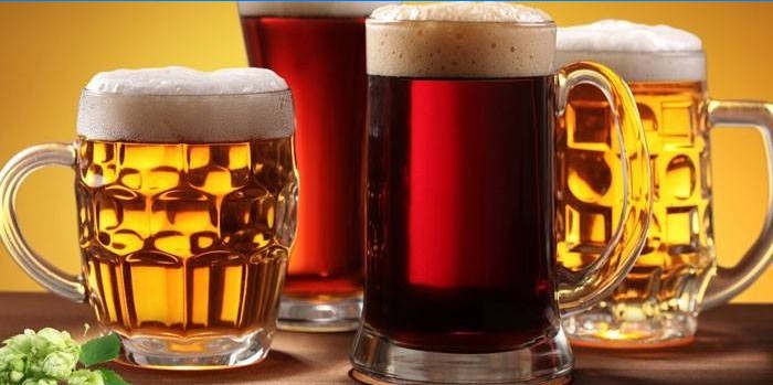 Cerveja de diferentes variedades em copos