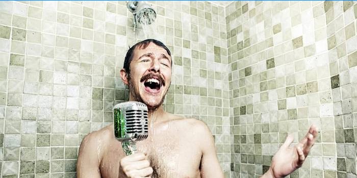 Homem cantando no chuveiro