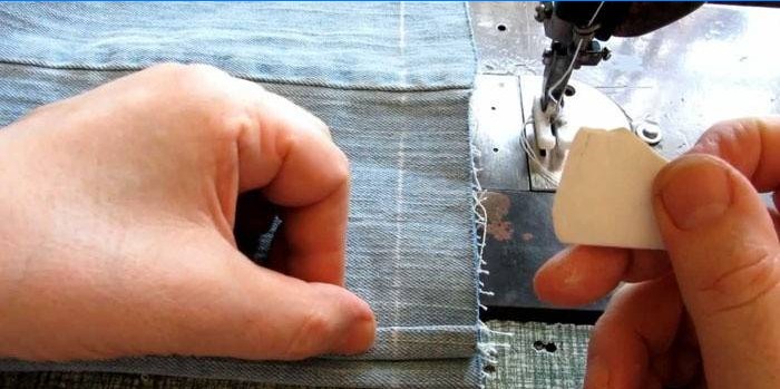 Marcação de pernas e máquina de costura
