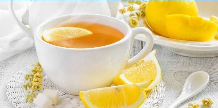 Chá com limão em um copo