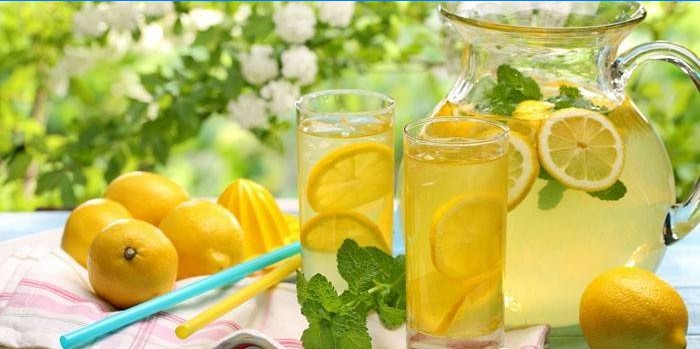 Água de limão em uma jarra e copos