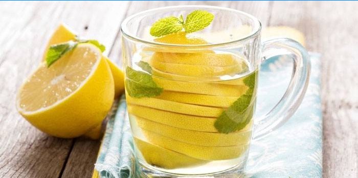 Água com limão e hortelã em um copo