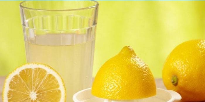 Suco de limão em um copo e limões