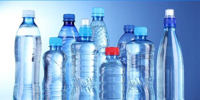 Água em garrafas plásticas