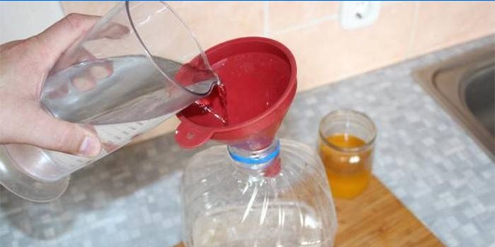O processo de mistura de álcool com água