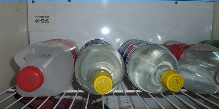 Garrafas de vodka caseiras na geladeira