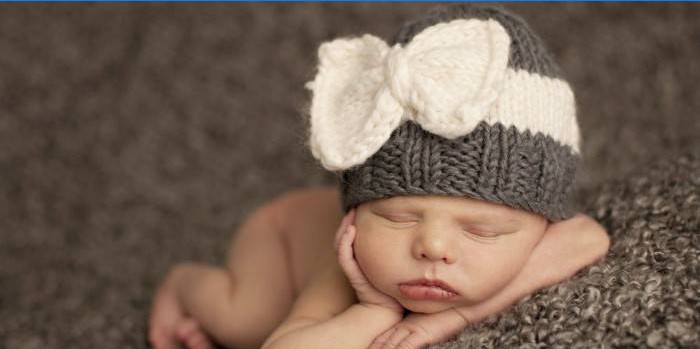 Chapéu de malha para tricô para um bebê recém-nascido