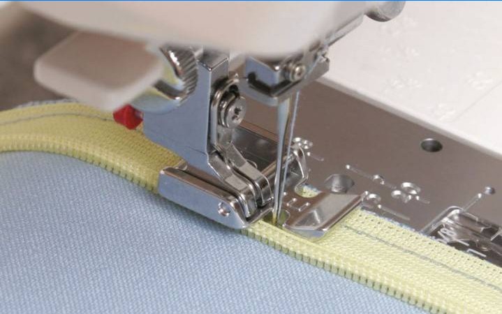 Costura em uma máquina de costura