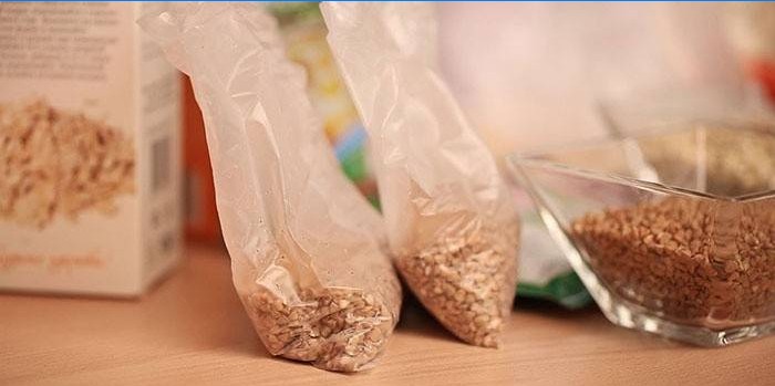 Cozinhar grãos de trigo sarraceno em sacos