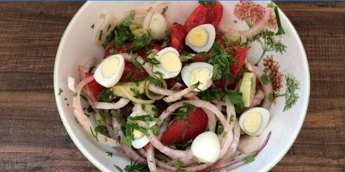 Salada de ovo de codorna e tomate