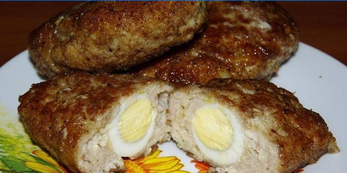 Costeletas de frango com ovo cozido