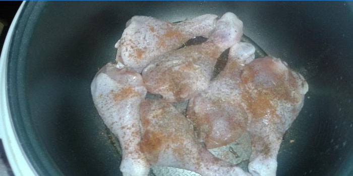 Coxinhas de frango em um fogão lento antes de cozinhar.