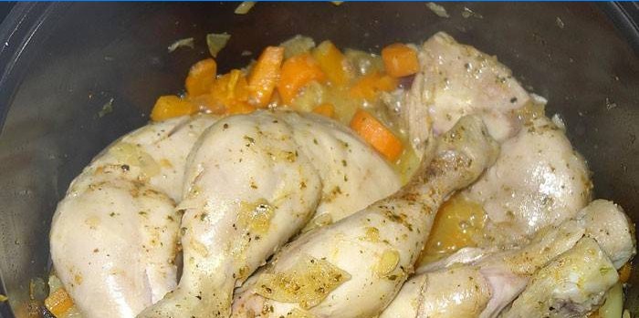 Pernas de frango com legumes antes de cozinhar