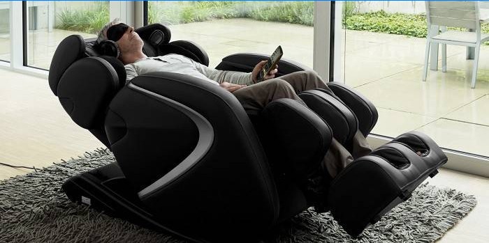 Um homem descansando em uma cadeira de massagem Casada hilton