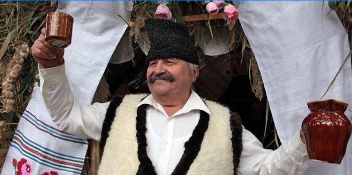 Homem idoso em traje nacional da Moldávia