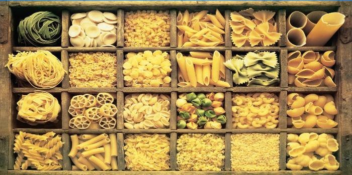 Diferentes tipos de macarrão em uma caixa