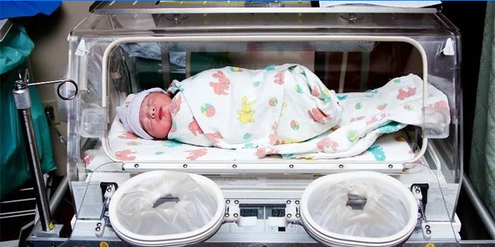 Recém-nascido em uma incubadora