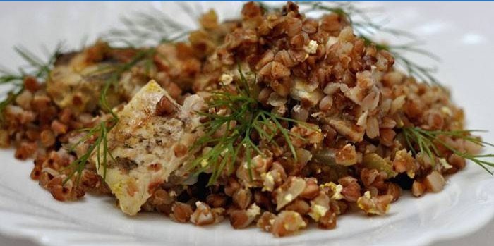 Mingau de trigo sarraceno com peixe em um prato