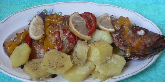 Poleiro assado com batatas e legumes