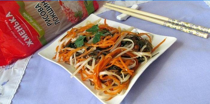 Salada coreana de macarrão de arroz e cenoura
