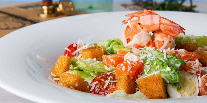 Salada Caesar com Peixe Vermelho e Camarão