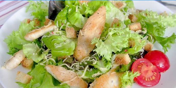 Salada Caesar com frango em um prato