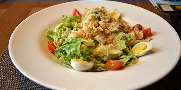 Salada Caesar clássica com frango